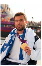 Noam Gershoni holding gold medal
